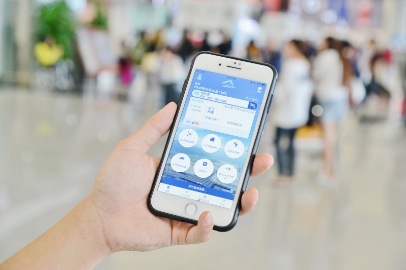 香港國際機場透過流動應用程式「我的航班」和於客運大樓安裝的信標（iBeacon），為旅客提供個人化體驗。