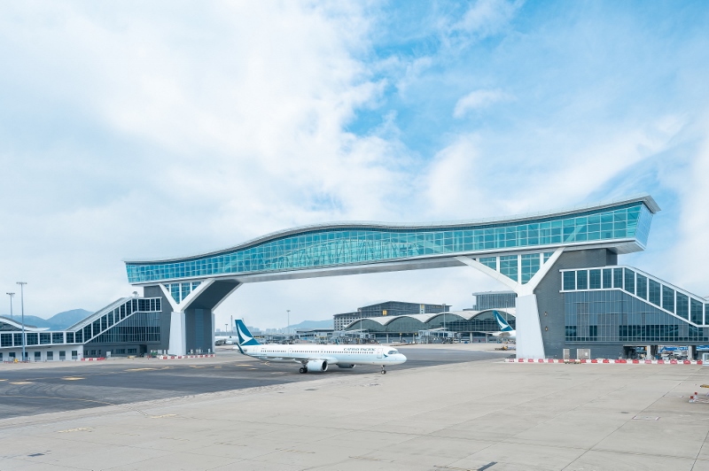 機場全新地標「天際走廊」已正式啟用。旅客可利用這天橋往返一號客運大樓與T1衛星客運廊，飽覽停機坪壯麗景色，俯瞰鐵鳥滑行，享受獨一無二的嶄新體驗。
