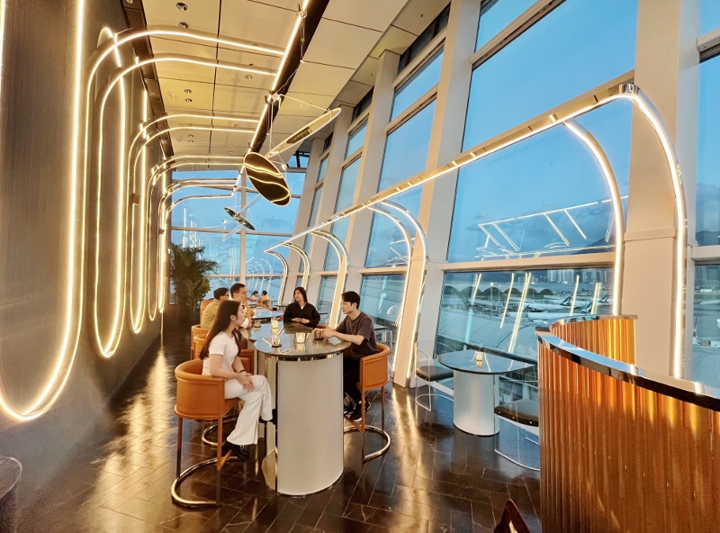 「天際走廊」最近有新酒吧進駐，上機前旅客可品嚐雞尾酒，同時俯瞰停機坪的風光。